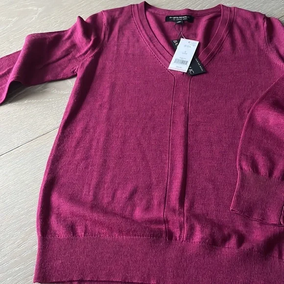 Banana Republic wool v neck sweater, size S/P; new - Picture 4 of 6